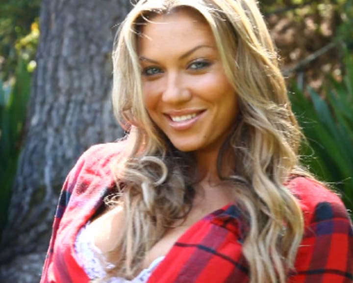 Hübsches Babe in freier Natur - triff die atemberaubende Mylie Bryce!