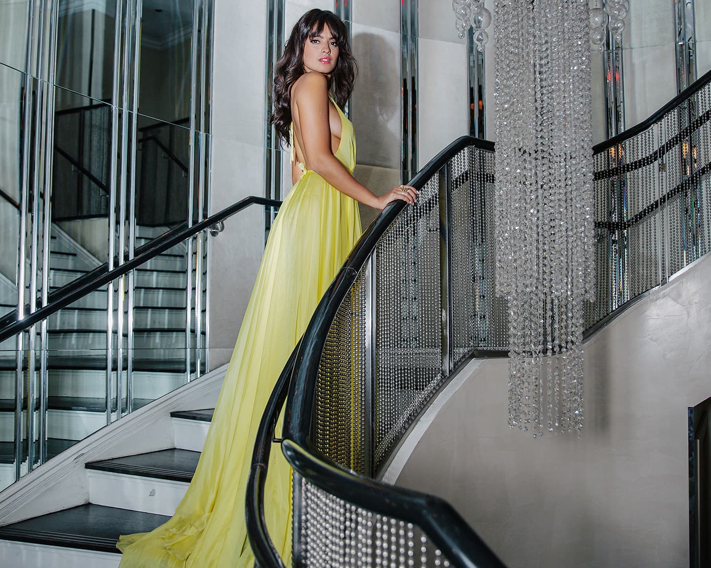 In vollem Glanz und in ganzer Pracht erstrahlt unser Playmate des Jahres...