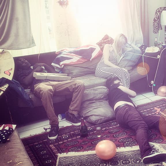 Warum das Liegen auf der Couch die schlechteste Art ist, einen Kater...