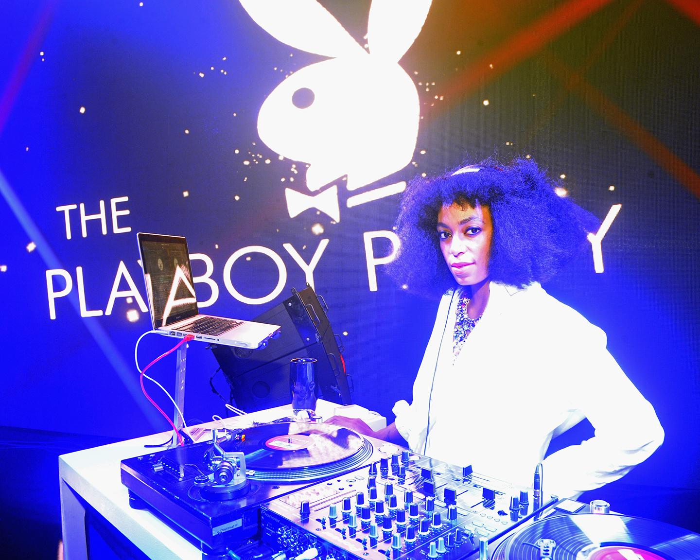 Zur Super Bowl Playboy Party kommt sogar Schauspielerin Solange Knowles und legt für den Beat gleich aka DJ Solange mega auf.