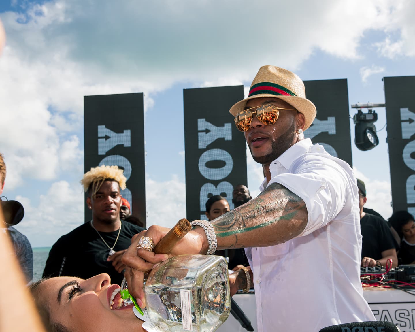 Nein, Flo Rida ist kein Barkeeper, sonder Sänger, beides kann man aber...