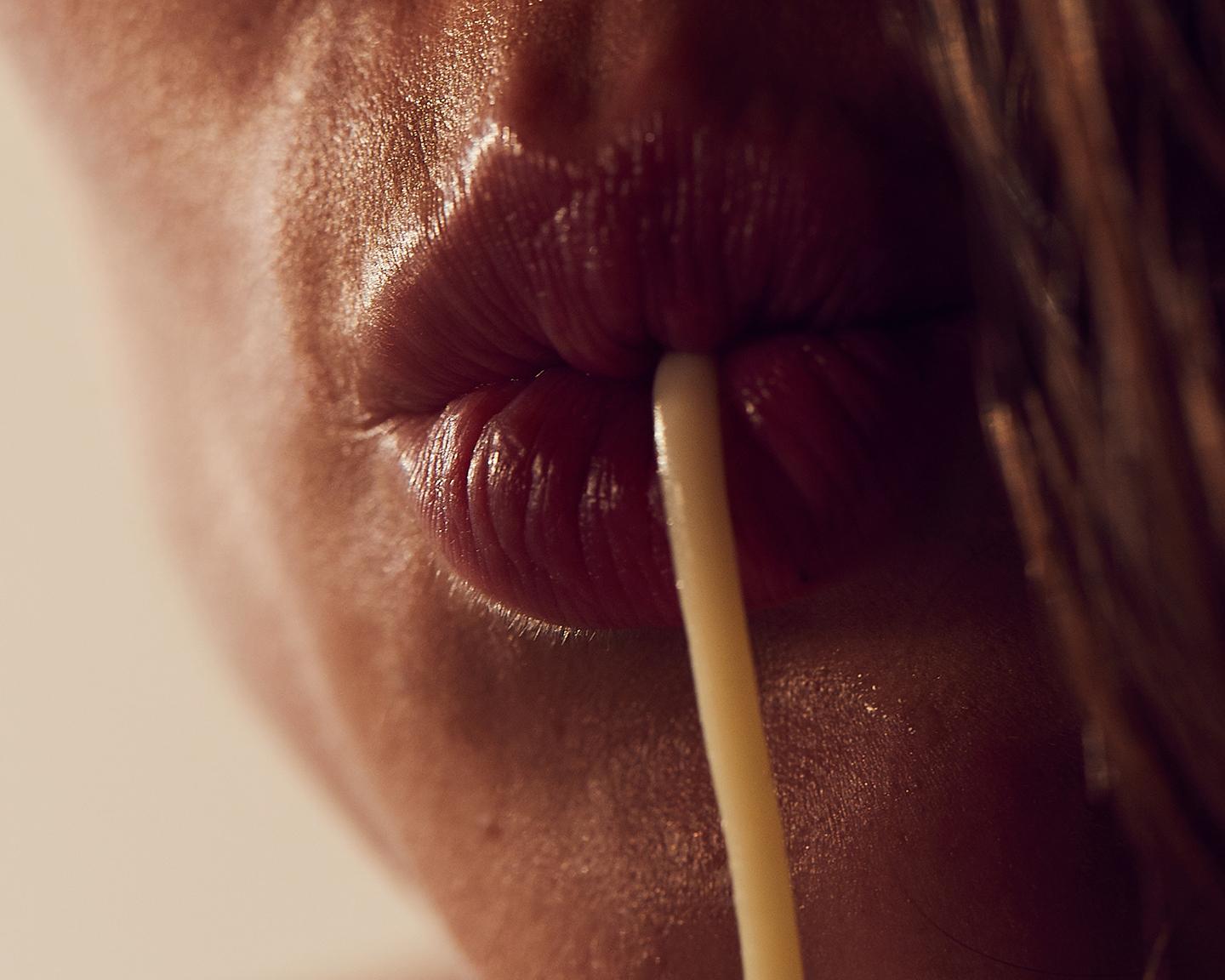 Wir sehen nur das genüssliche Schlürfen einer einzelnen Spaghetti, doch dahinter verbirgt sich unser leidenschaftlich liebenswertes Münchner Playmate des Monats August 2018, Nina Zwick!