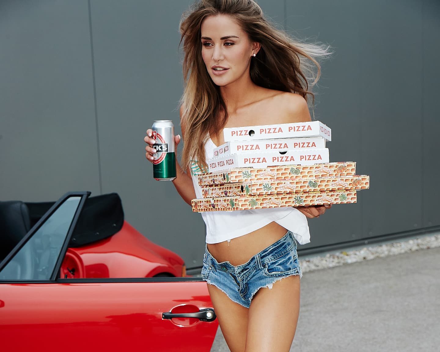 Männerträume werden wahr… Pizza, Dosenbier und eine Schönheit bringt es Dir nach...