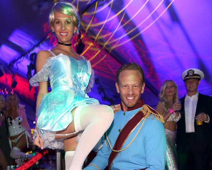 Bei dem Playboy Halloween Partys geht es nicht nur um Horror, auch andere Kostüme sind gern gesehen, hauptsache Spaß und sexy Damen drumherum und mittendrin!