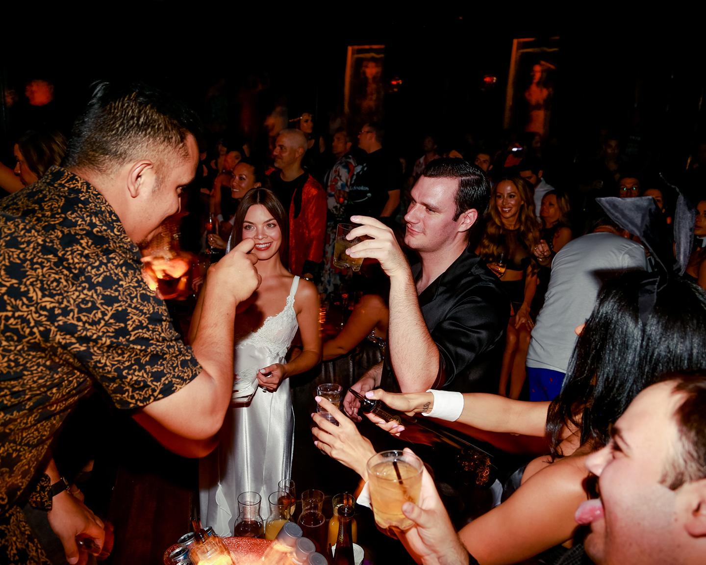 Cooper Hefner höchstpersönlich in der ersten Reihe des Halsey / Las Vegas zur legendären Playboy's Midsummer Night's Dream Party.