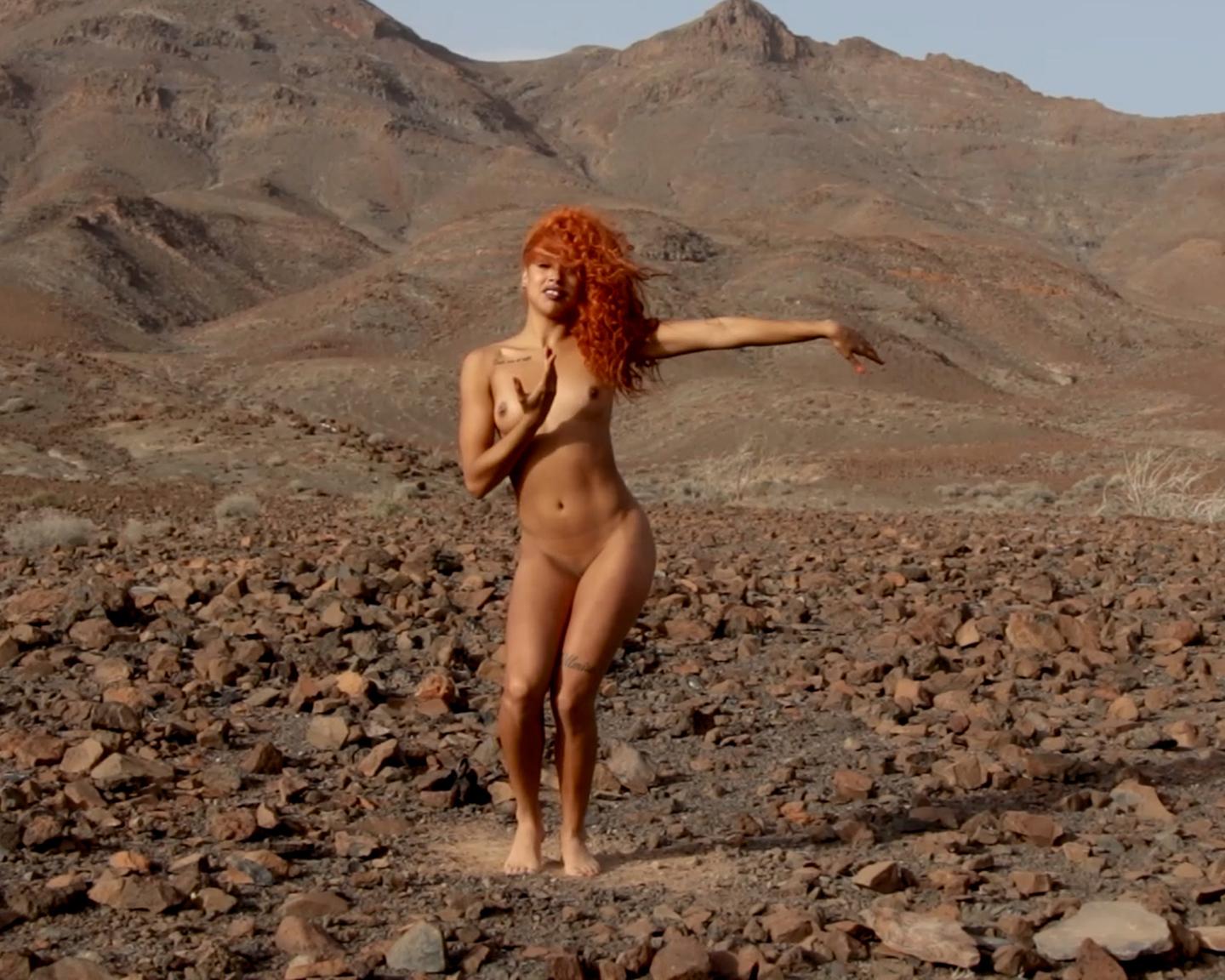 International (Gabby.Gabsx in Free Movement): Das internationale Model Gabby.Gabsx fühlt sich frei in diesem dritten aufregenden Bildband des Fotografen Henrik Pfeifer. Gekleidet in blassrosa Dessous, bewegt sich Gabby wunderschön mit der spanischen Berglandschaft im Hintergrund. Als Model und professionelle Tänzerin fühlt sich Gabby bei ihren Auftritten am meisten im Einklang mit sich selbst. Wenn sie nicht arbeitet, reist Gabby gerne, isst ihr Lieblingsessen und treibt Sport. Sehen Sie sich jetzt alle drei ihrer Beiträge an!