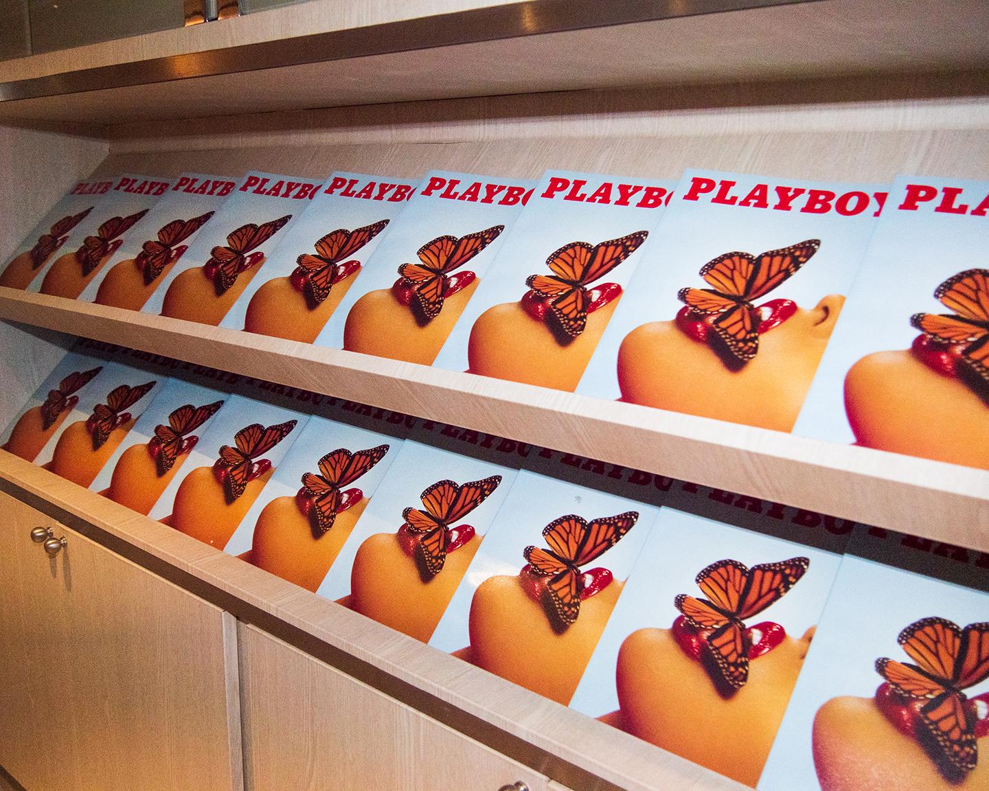 Zu einer jeden Playboy Party liegt auch, wie selbstverständlich, das namhafte Herrenmagazin reihenweise zur Lektüre aus.