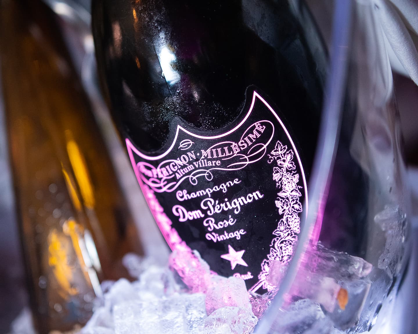 James Bond wäre hier Gast Nr. 1, es gibt heiße Ladies und...