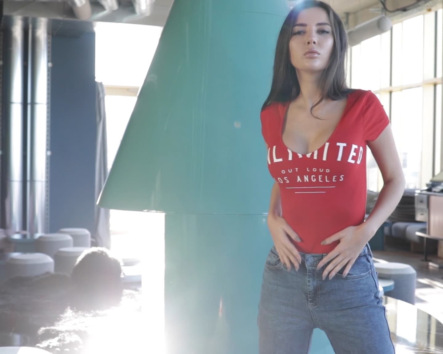 Playboy International (Marina Nelson in Modern Space): Es ist Feierabend mit der Newcomerin Marina Nelson. Auf dem Gelände eines leeren Cafés in Köln posiert Maria für den Fotografen Henrik Pfeifer. Sie genießt die Aussicht und schwebt durch das Café, während die Kamera sie einfängt. Als Vollzeitmodel liebt Marina ihre Karriere. "Ich arbeite seit 2013 als Model", teilt sie mit. Am Set fühlt sich Marina wohl. "Es war angenehm für mich", lächelt sie. "Es war mein Traum!" Möchten Sie mehr von Marina Nelson sehen? Bleib dran, genau hier.