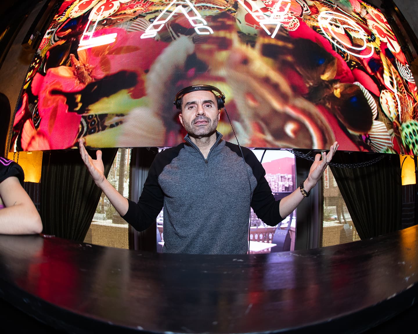 Bei Playboy Parties kommt die Musik nie zu kurz, sogar die DJ´s...