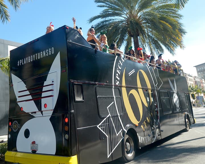 Playboy wird 60 und busseweise werden die Bunnies quer durchs Land gekarrt,...