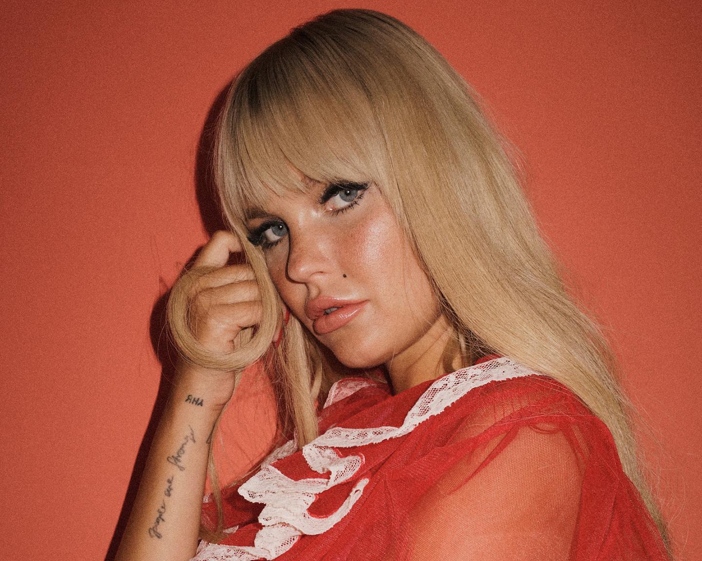 Wirkt auf den ersten Blick total retro, ist aber der deutsche Social-Media-Star Bonnie Strange im Playboy Dezember 2018.