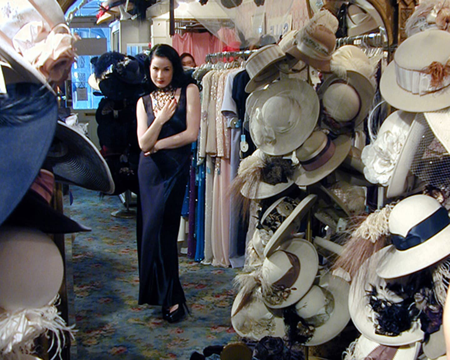 Von hunderten Kostümen und extravaganten Hüten umgeben: Dita von Teese