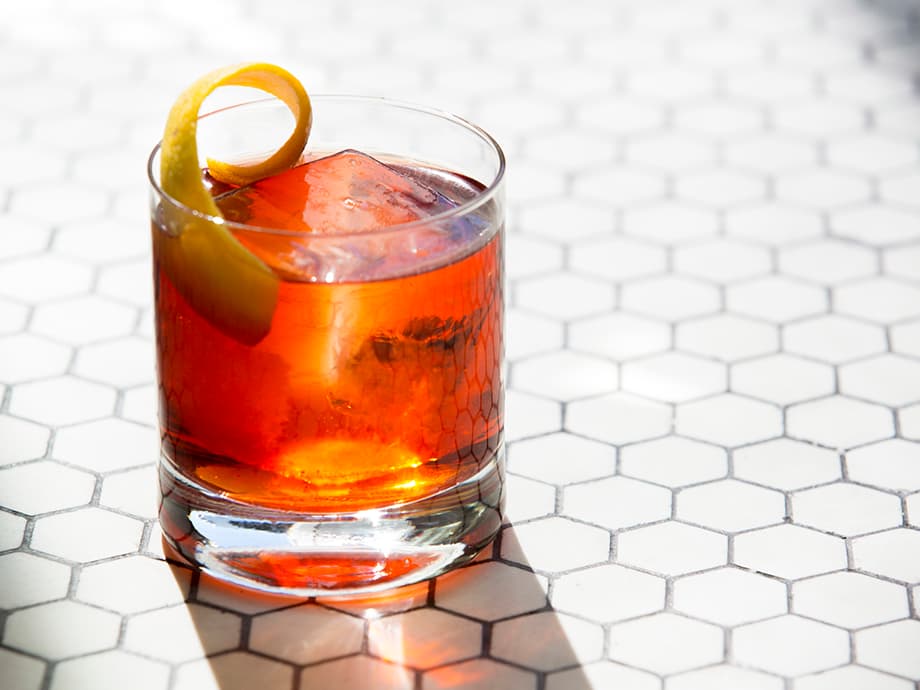 Tauschen Sie Mezcal gegen Gin, um einen Negroni zu machen