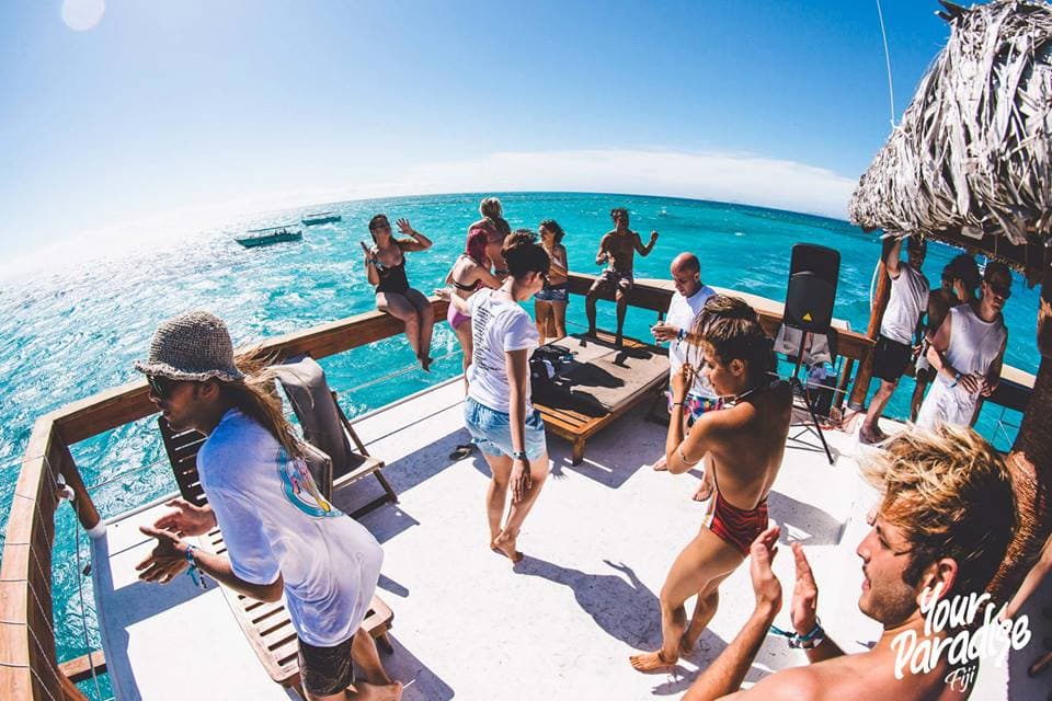 Party-Inseln: Sandbar Ragers und der schwimmende Club Ihrer Träume in Fidschi 