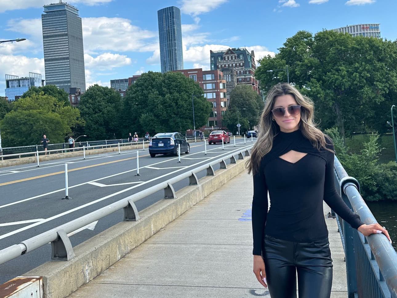 Lucy Burdge: Scharfes Wetten trifft auf heiße Mädelspaziergänge