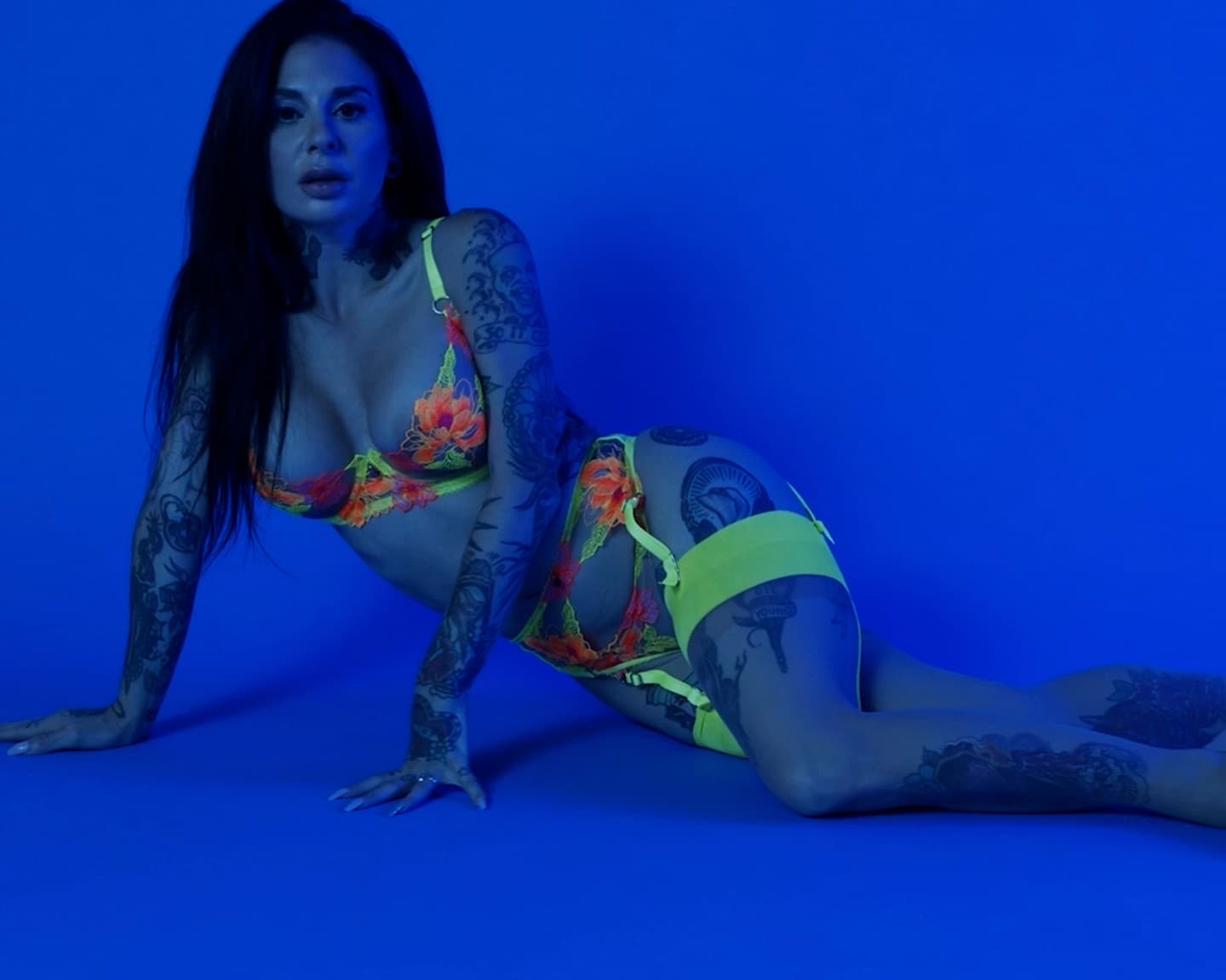 Celebrities (Joanna Angel in Glowing Energy): Joanna Angel kehrt mit diesem leuchtenden...