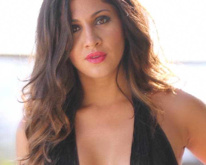 Hübsches Babe Heidie Rosa lässt sich im Garten filmen