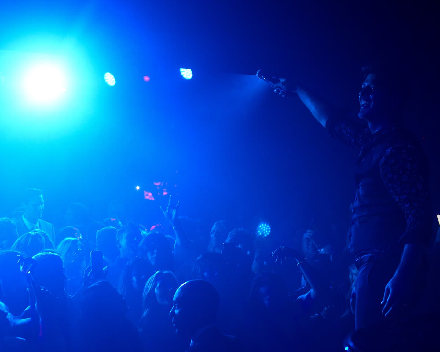 Der Sänger und Schauspieler Robert Thicke heißt mit seinen Liedern die Gäste...