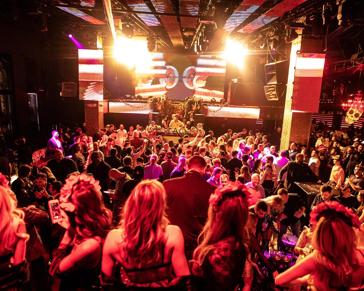 Der Club TAO in Las Vegas bietet das ganze Jahr über spektakuläre Parties, doch die Playboy Party "Dia de los Muertos" 2018 setzt dem Ganzen die Knochenkrone auf.
