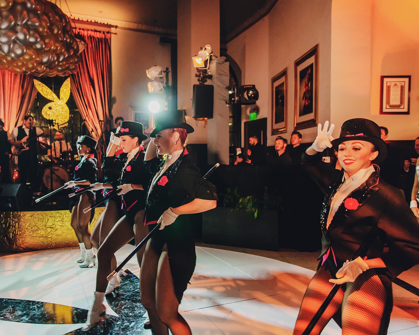 Hoch das Bein zur großen Silvester Revue Show im Hause Playboy