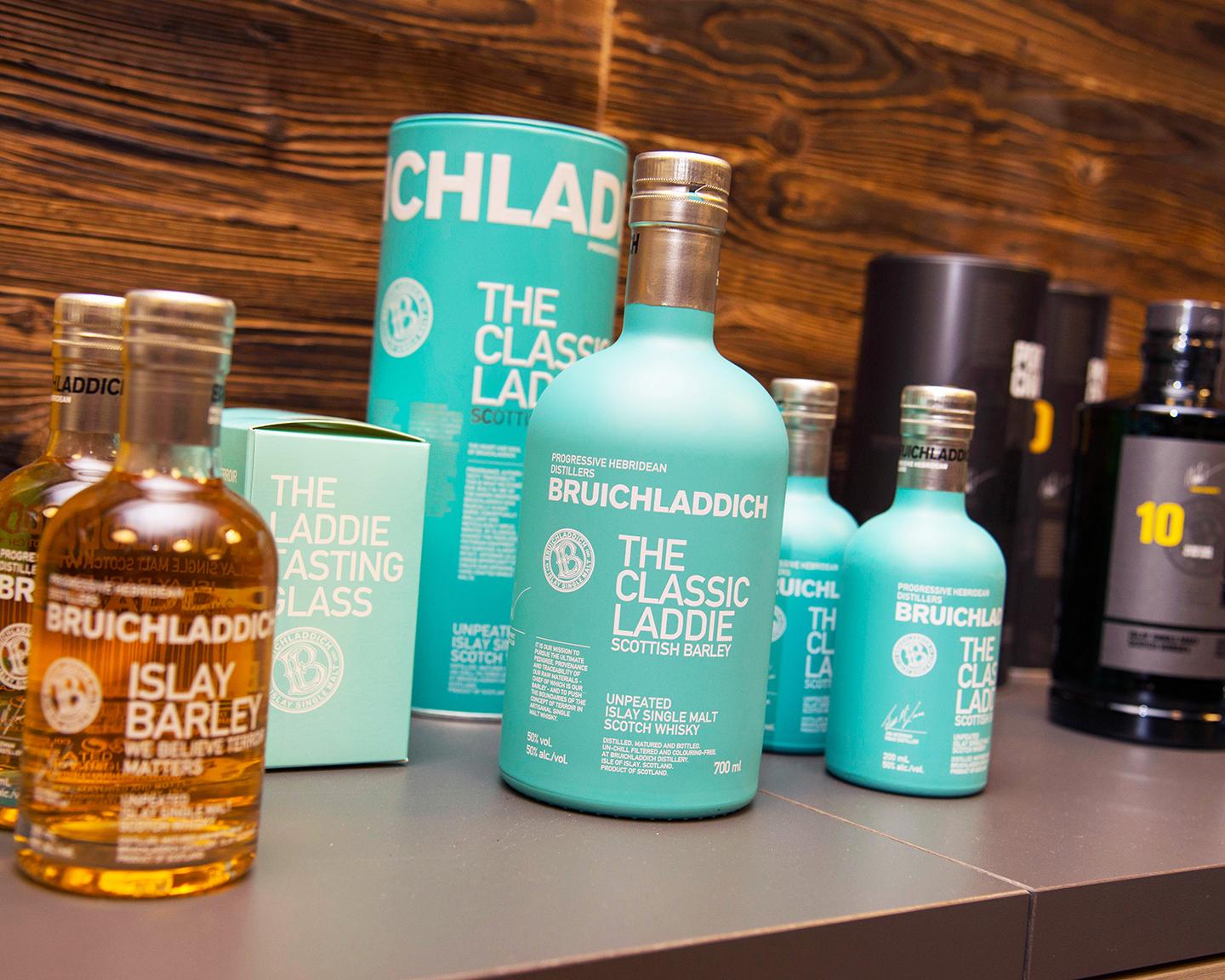 Sieht zwar nicht so aus, aber schmeckt umso besser: Der Whisky namens Bruichladdich Scottish Barley