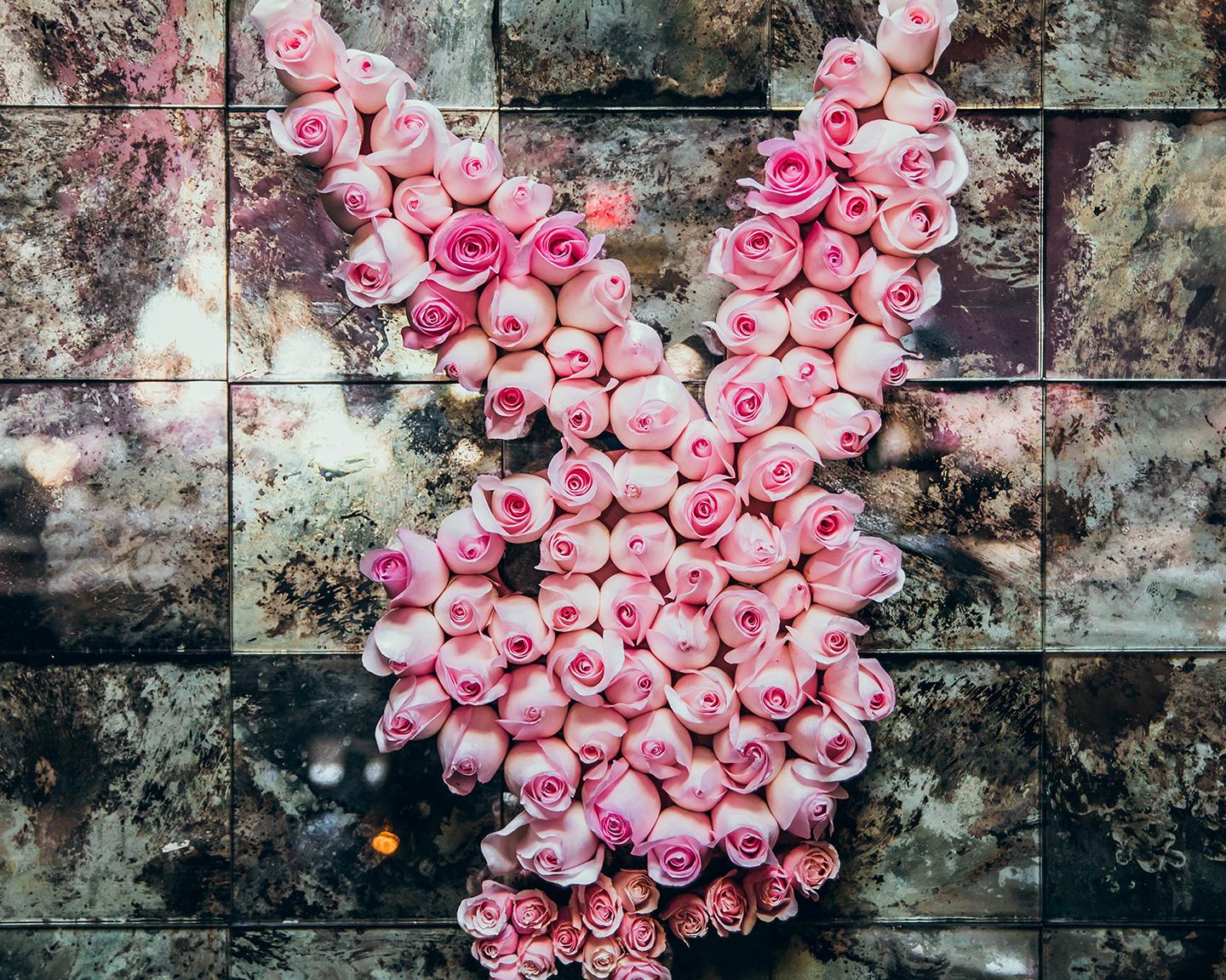 Was könnte besser zu unserem Playmate des Jahres 2018, Nina Daniele, besser passen als ein Rabbit Head aus Rosen!