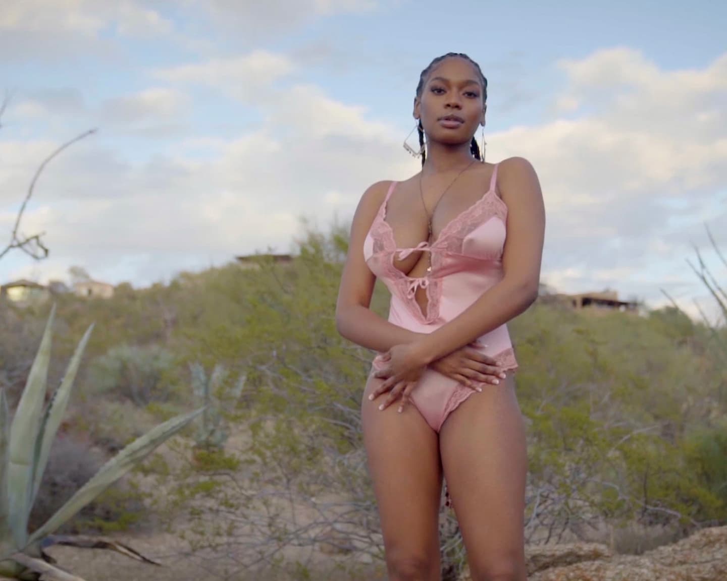 Playboy Muses (Nyla in Embracing Nature): Nyla kehrt für ihren zweiten Shoot...