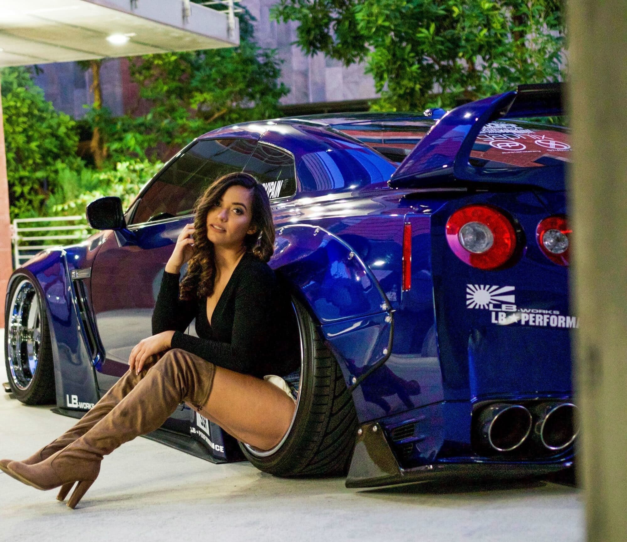 Treffen Sie Automodell und Autoenthusiastin Miss Lexiss