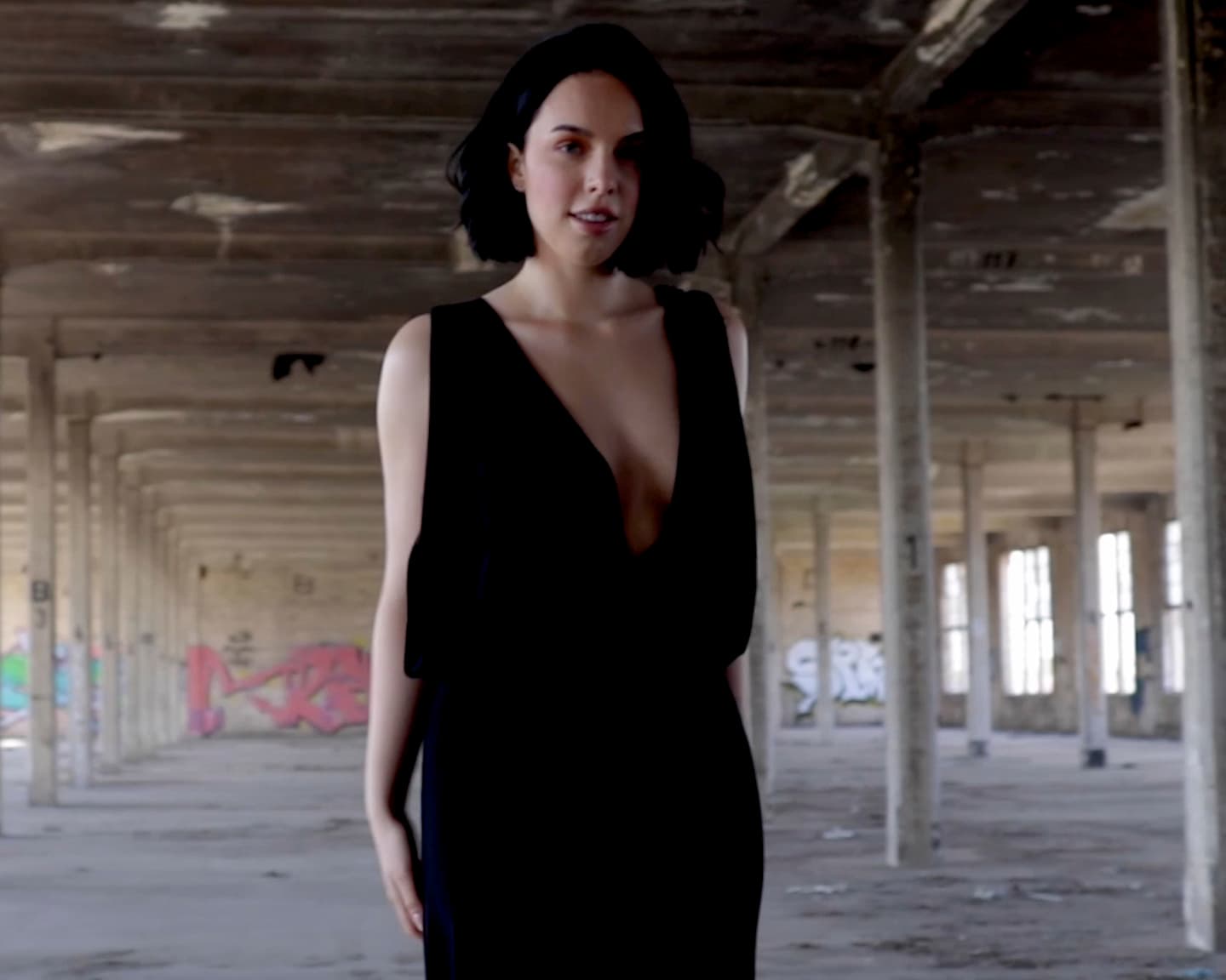 International (Marisa Ehret in Room to Move): das deutsche Playmate Marisa Ehret, Miss May 2020, steht im Mittelpunkt dieser brandneuen Galerie und  Video des Fotografen Henrik Pfeifer. In einer leeren Lagerhalle in ihrer Heimatstadt Nürnberg lernen wir Marisa auf einer tieferen Ebene kennen. „Was ich an meinem Job am meisten liebe, ist, für andere Frauen da zu sein und ihnen Selbstvertrauen zu geben“, teilt sie uns mit.