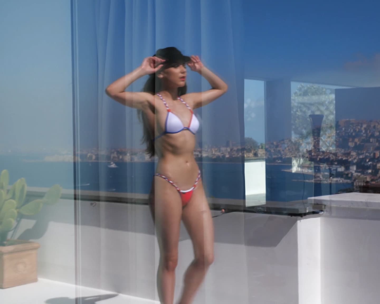 Playboy International (Karoline CC): Karoline hat schon eine perfekte Aussicht für Dich...