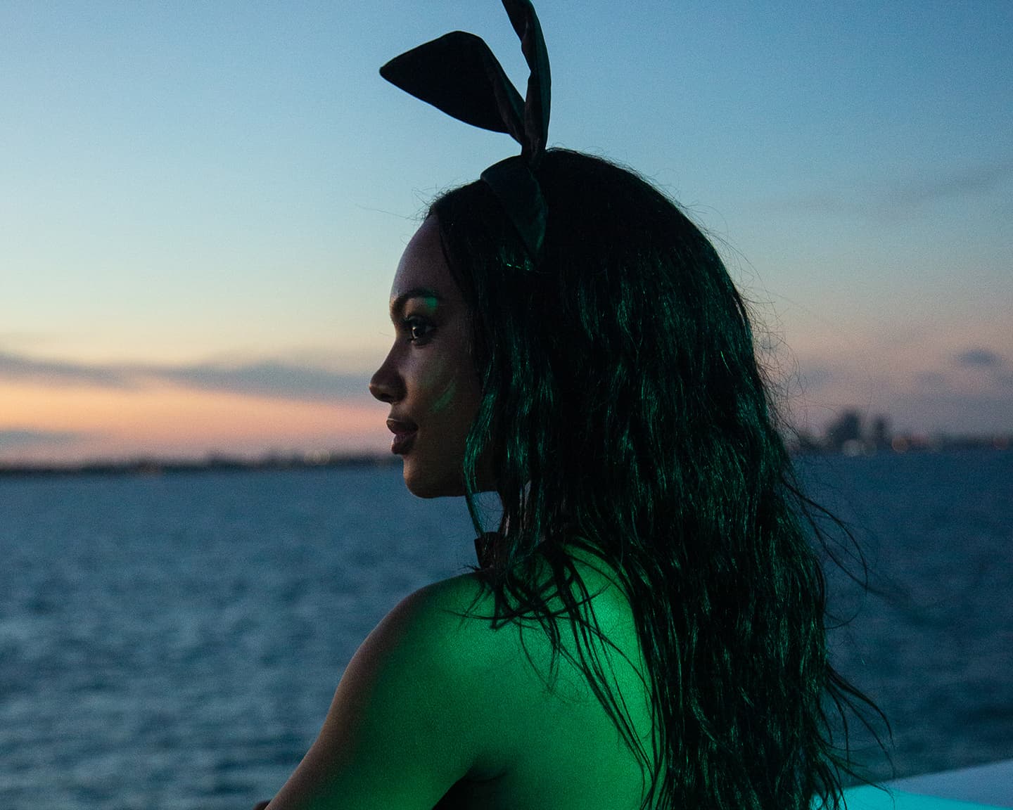 Auch ein Playboy Bunny beginnt zu Träumen beim Blick auf das weite...