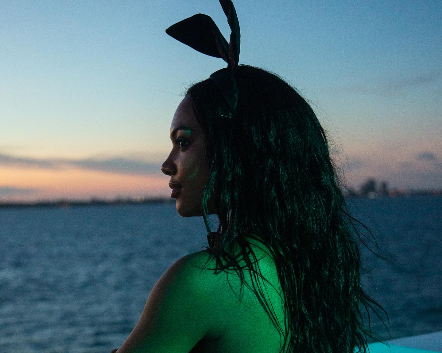 Auch ein Playboy Bunny beginnt zu Träumen beim Blick auf das weite Meer vor der Küste Miami´s