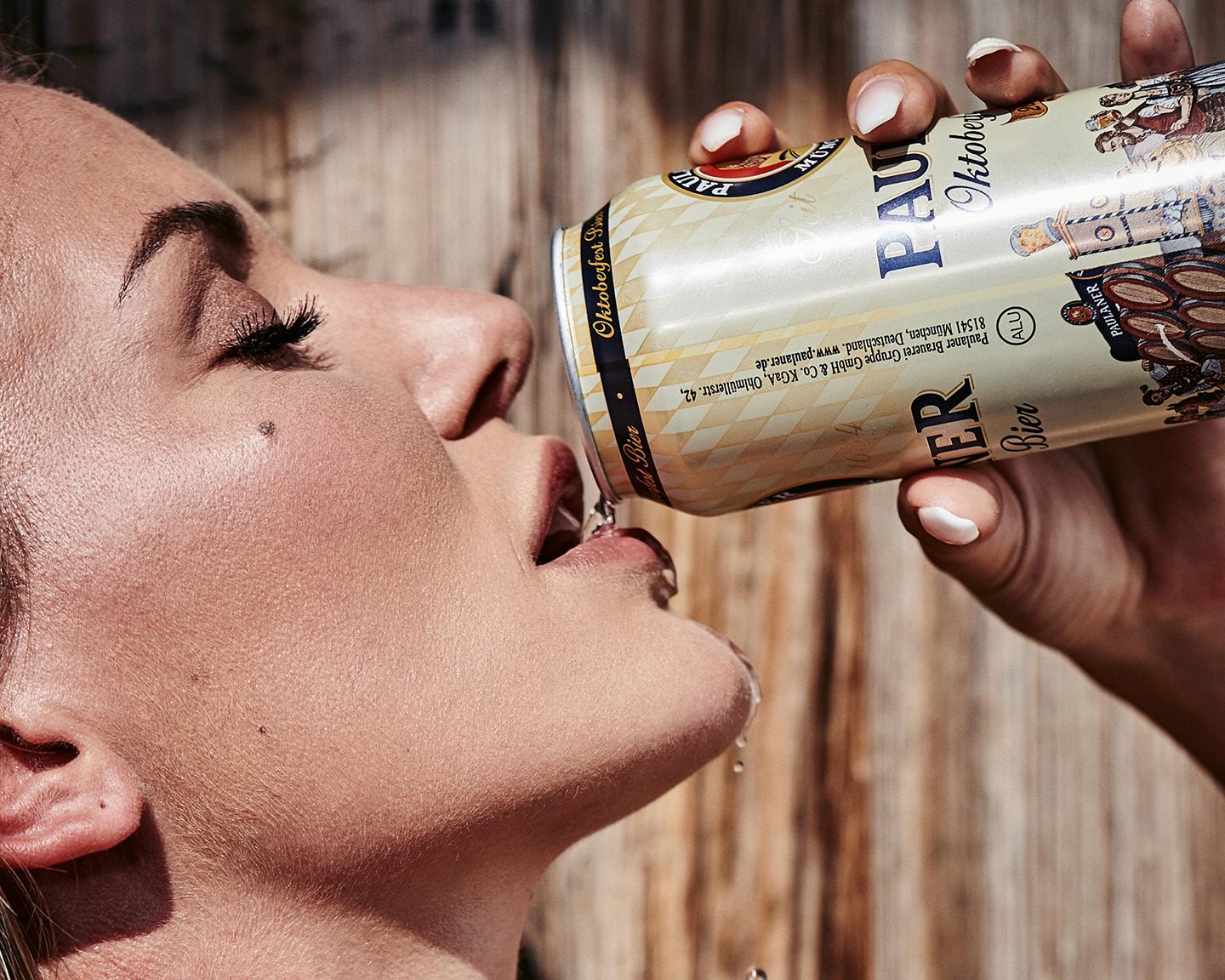 Ja mei, Julia, gerade Du als Playboy Wiesn Girl solltest doch jeden Tropfen Oktoberfestbier zu schätzen wissen, auch wenns noch so berauschend ist und ausschaut...