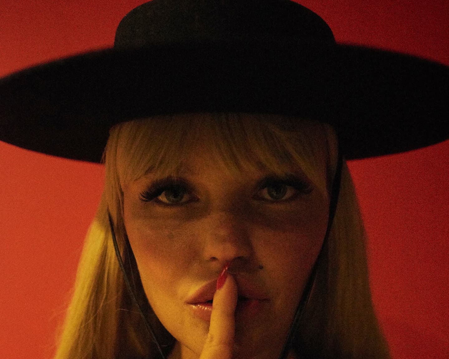 Nein, der deutsche Social-Media-Star Bonnie Strange ist ALLES, nur nicht leise. Sängerin,...