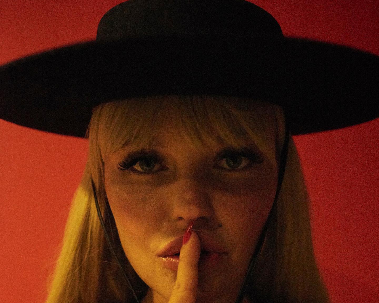 Nein, der deutsche Social-Media-Star Bonnie Strange ist ALLES, nur nicht leise. Sängerin, Moderatorin, seit Mai 2018 auch Mutter und jetzt schon im Playboy als Model, wir freuen uns auf viel und alles laut und noch mehr davon, aber strange muss es sein…