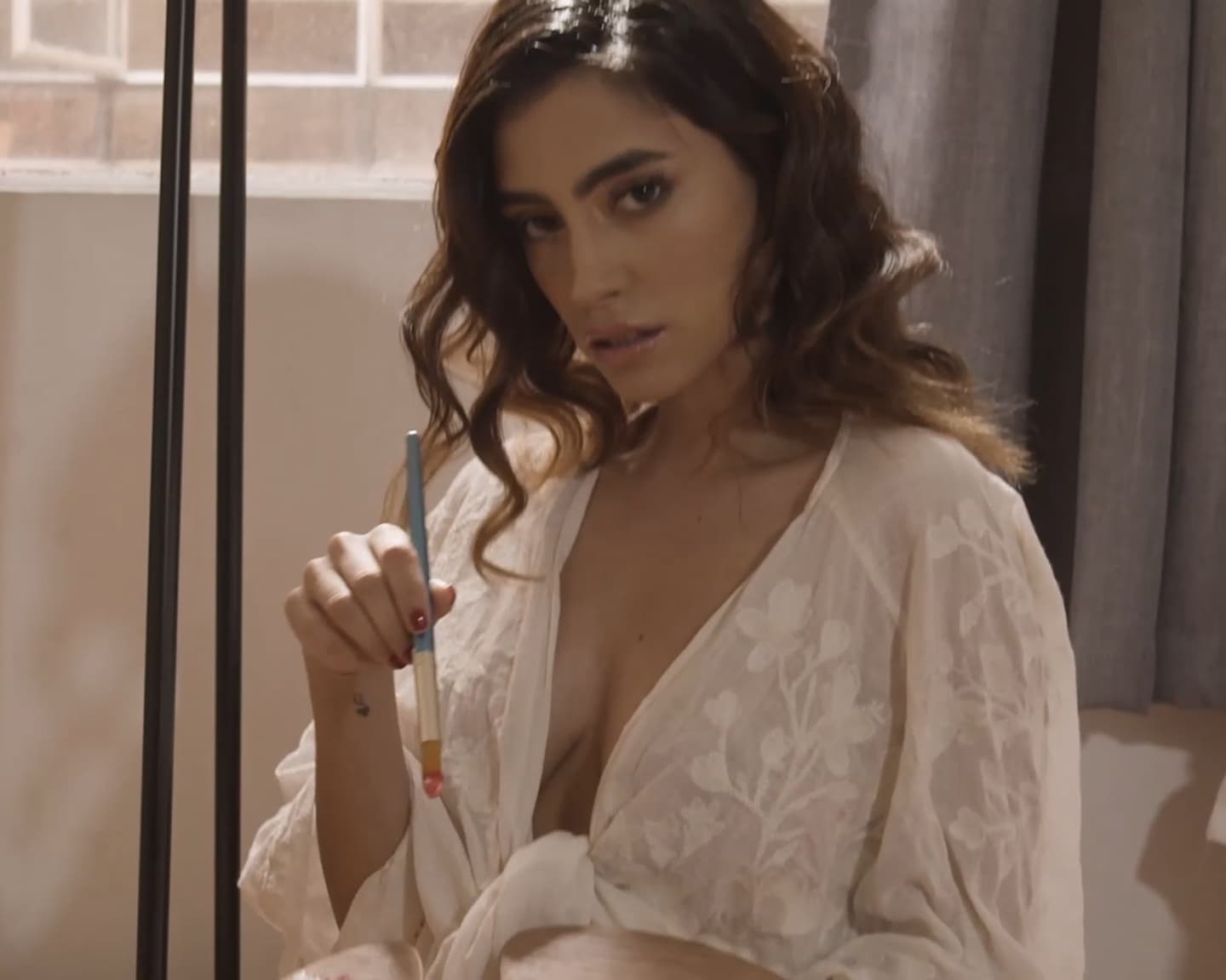 Playboy International (Danny Hernandez): Das internationale Model Danny Hernandez wird am Set ihres zweiten Shooting kreativ. In einem kleinen Schlafzimmer in ihrer Heimatstadt Guadalajara, Mexiko, malt Danny ihre Sorgen weg, während der Fotograf Joshua Gomez sie gekonnt festhält.