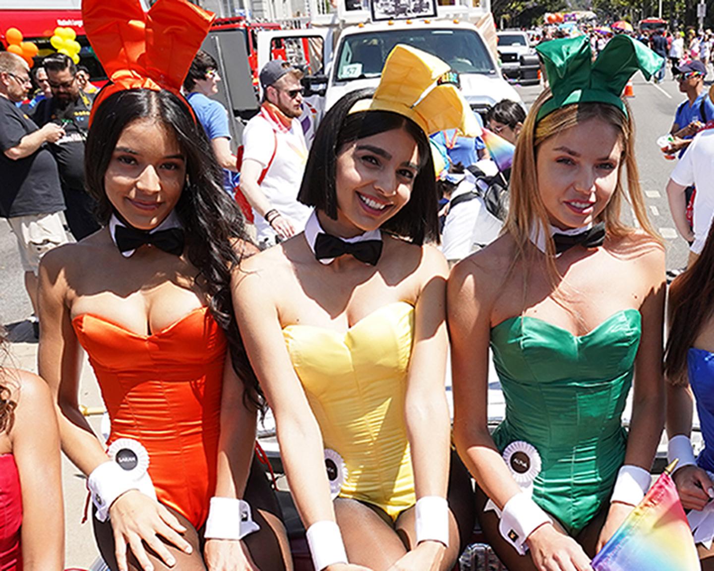 Fällt Ihnen was auf? Sogar die Playboy Bunnies tragen als Outfit die legendären Regenbogenfarben zur Pride Parade 2018 in Los Angeles...