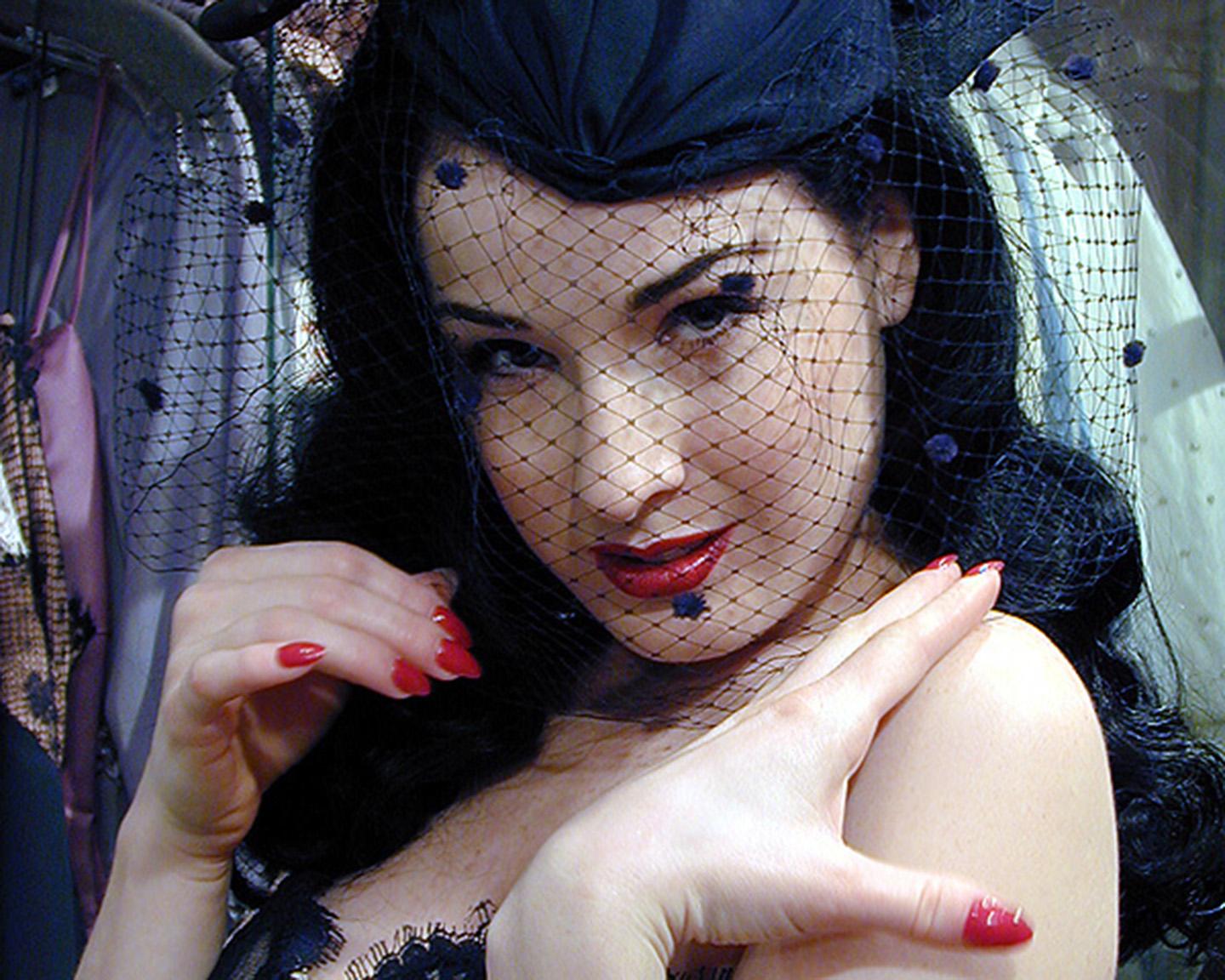 Zum Glück für uns wird die zauberhafte Dita von Teese in diesem Kostüm nur minimal verhüllt.