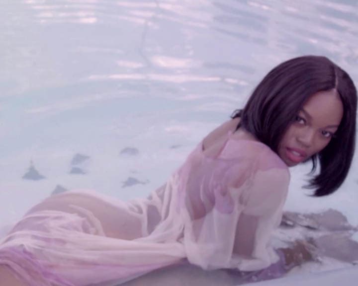 Schwer eine solche Frau wie Eugena zu übersehen... groß, eine absolute Naturschönheit samt eines frechen Mundwerks und einem leicht schmutzigen Sinn für Humor