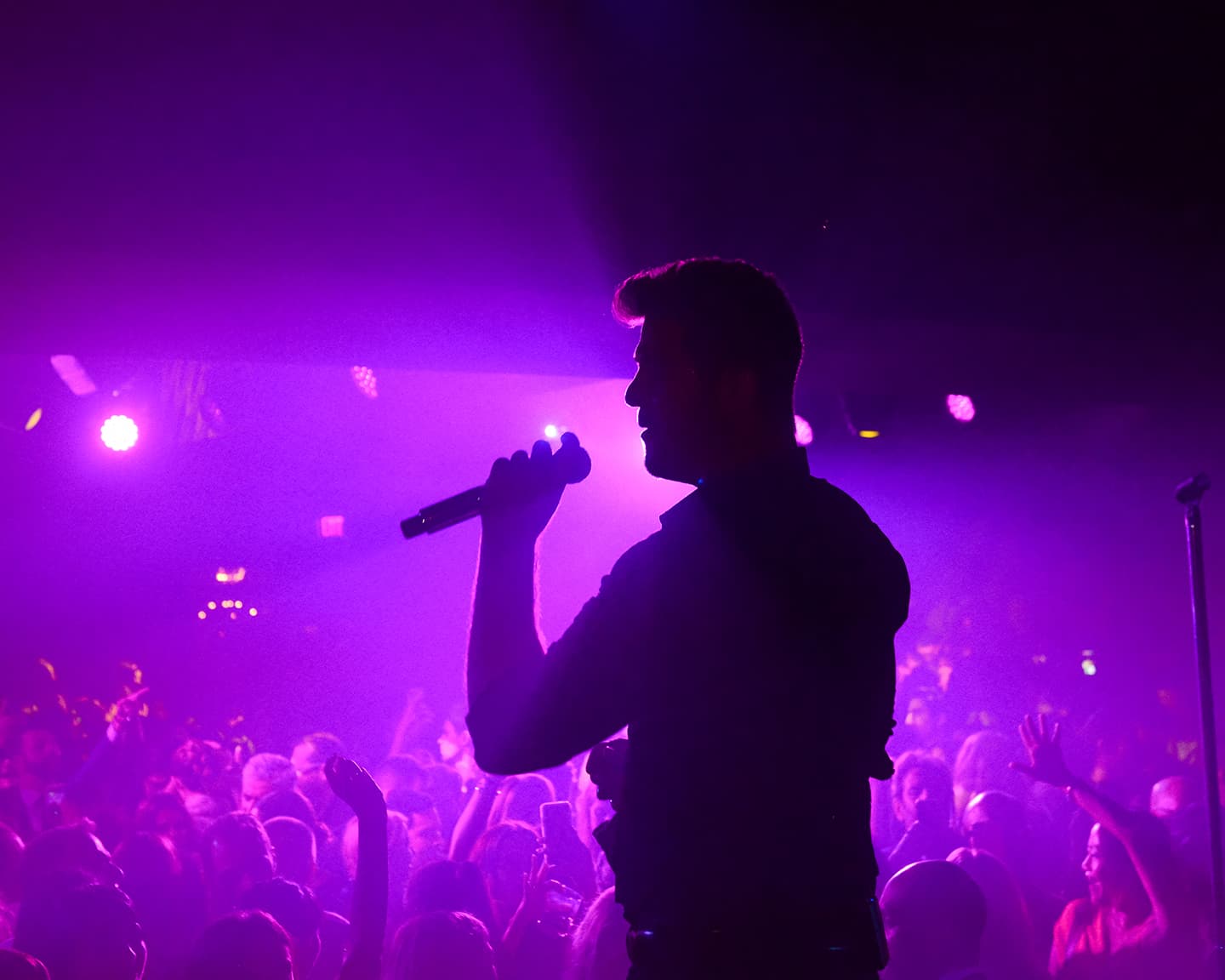 Diese Tolle kennen wir doch?! Ja, genau, Robert Thicke bei der Eröffnung...