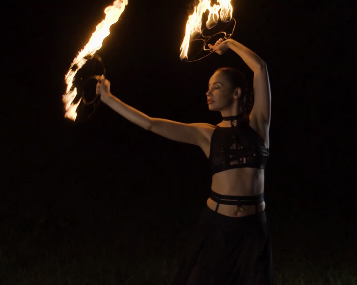 Playboy International (Elilith Noir im Spiel mit dem Feuer): Elilith Noir kehrt dieses Jahr zum ersten Mal zu Playboy Plus zurück. In diesem Set zeigt Elilith eines ihrer einzigartigen Talente. Am Set mit Feuer in beiden Händen zeigt Elilith ihre Fähigkeiten, als der Fotograf David Merenyi sie festhält.