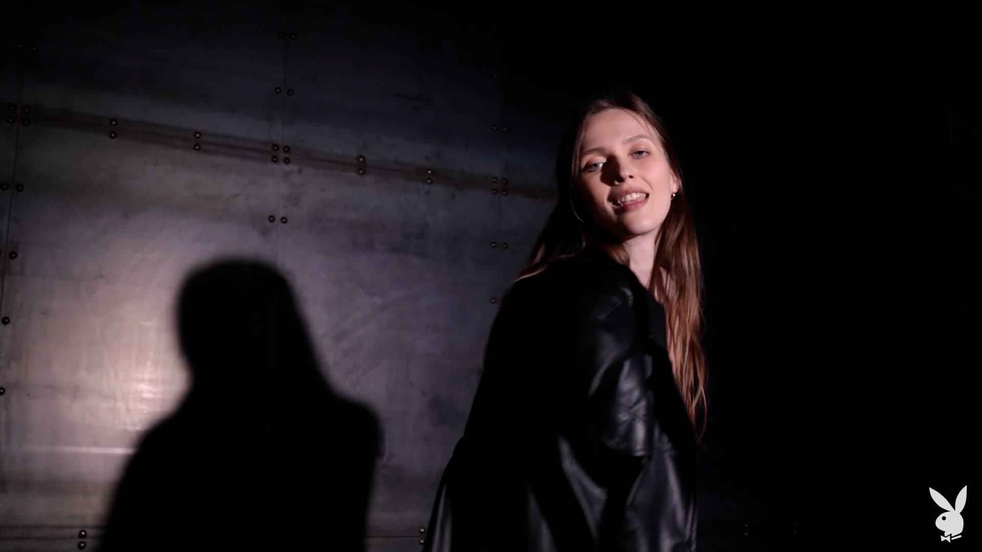 Stacy Cruz in fesselndem Display