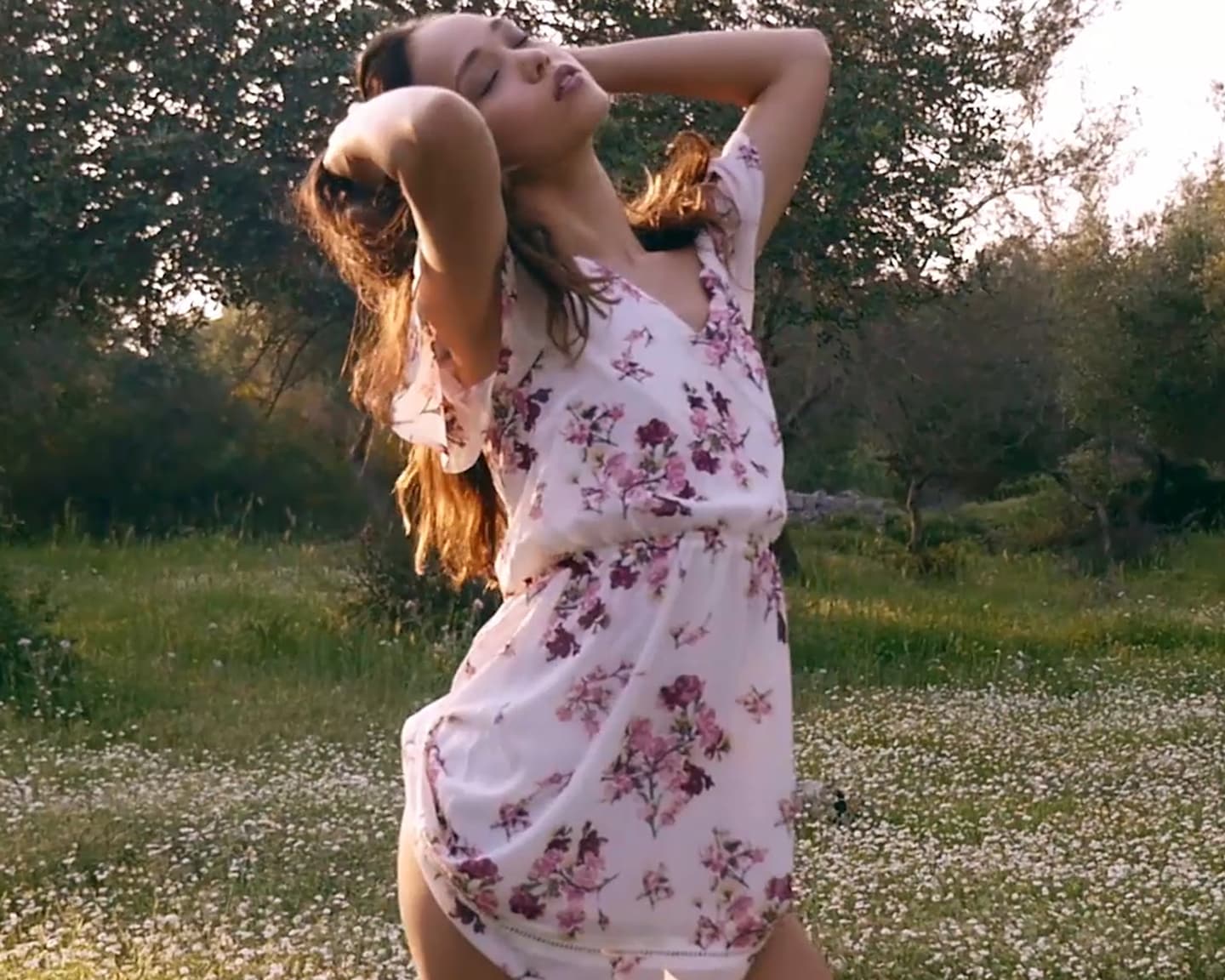 Playboy International (Kit): Auf endlosen Blumenmeeren wandert die umwerfende Kit Rysha und...