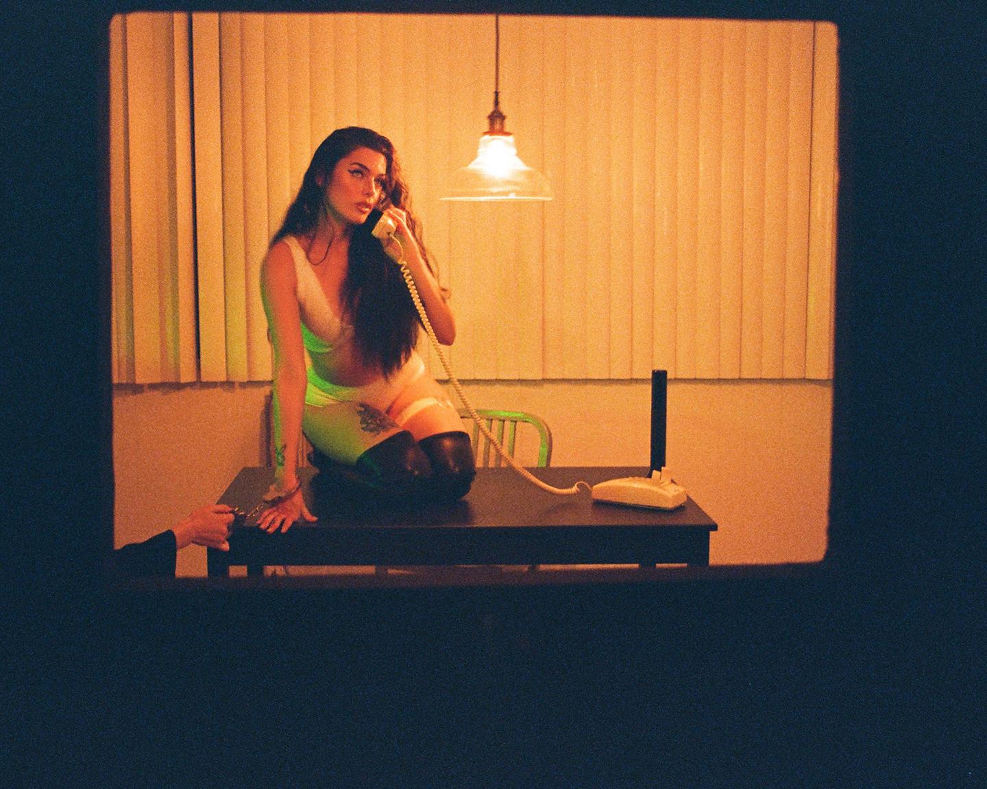 Playboy Muses (Megan Star in Criminal Acts): Das letzte Mal, als wir Megan Star gesehen haben, war für ihr bekanntes Neujahrsbild 2021. Jetzt ist sie mit einer weiteren mit Spannung erwarteten Galerie und einem Video zurück. In einer Art Verhörraum spielt Megan die Schuldige in diesem thematischen Shooting von Carianne Older. "Etwas, das die Leute auf den ersten Blick nicht über mich wissen würden? Dass ich wirklich nett bin “, lacht Megan am Set. "Ich liebe es, Menschen zu helfen - es fühlt sich gut an und gibt mir ein Gefühl von Zweck und Zugehörigkeit." Megan ist stolz darauf, vor unseren Kameras zu stehen, obwohl sie zunächst zugibt, dass sie etwas schüchtern war. „Ich war etwas unbeholfen, aber nach ein paar Fotos begann ich mich selbst zu fühlen und mich daran zu erinnern, dass mein Körper schön ist“, sagt sie zuversichtlich. „Die Marke ist für mich eine Ikone. Es ist eine sexuelle Revolution. Es geht darum, sexy zu sein und die Regeln zu brechen, und ich bin einfach so glücklich, ein Teil davon zu sein". Mehr von Megan Star hier!