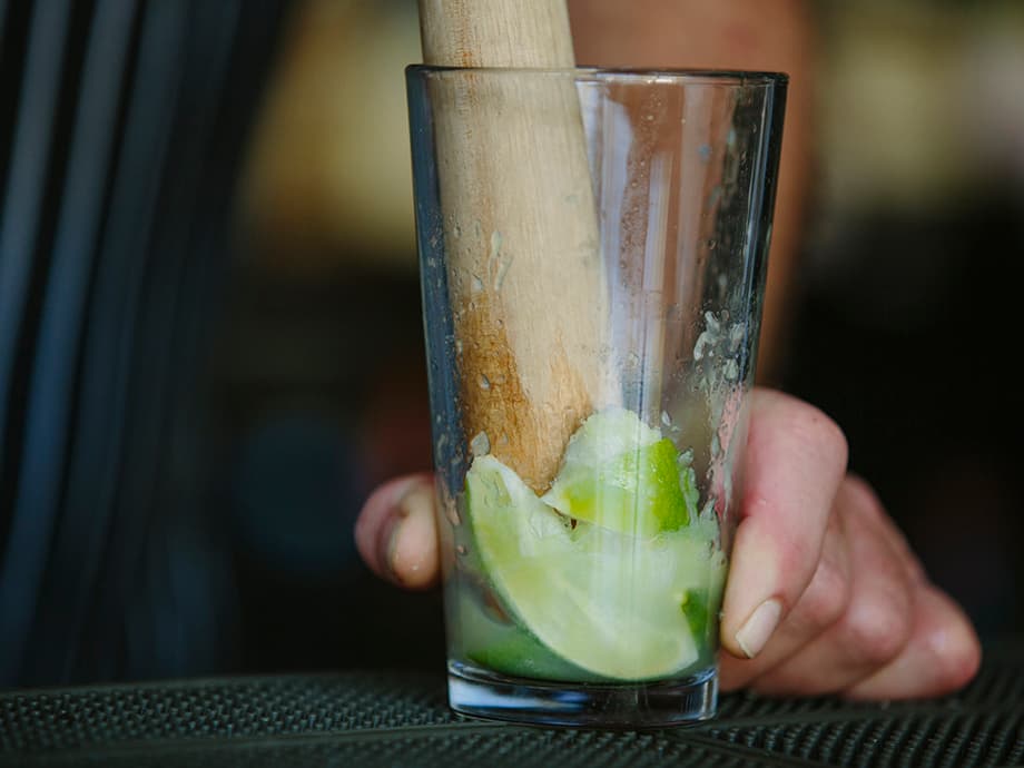 Die richtige Art, Zutaten für Ihren Cocktail zu mischen