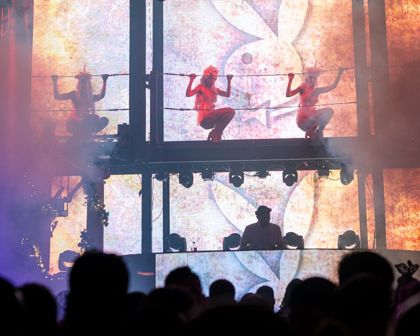 Playboy Midsummer Nights Dream - Eine Bühne auf einer Playboy Party ist...