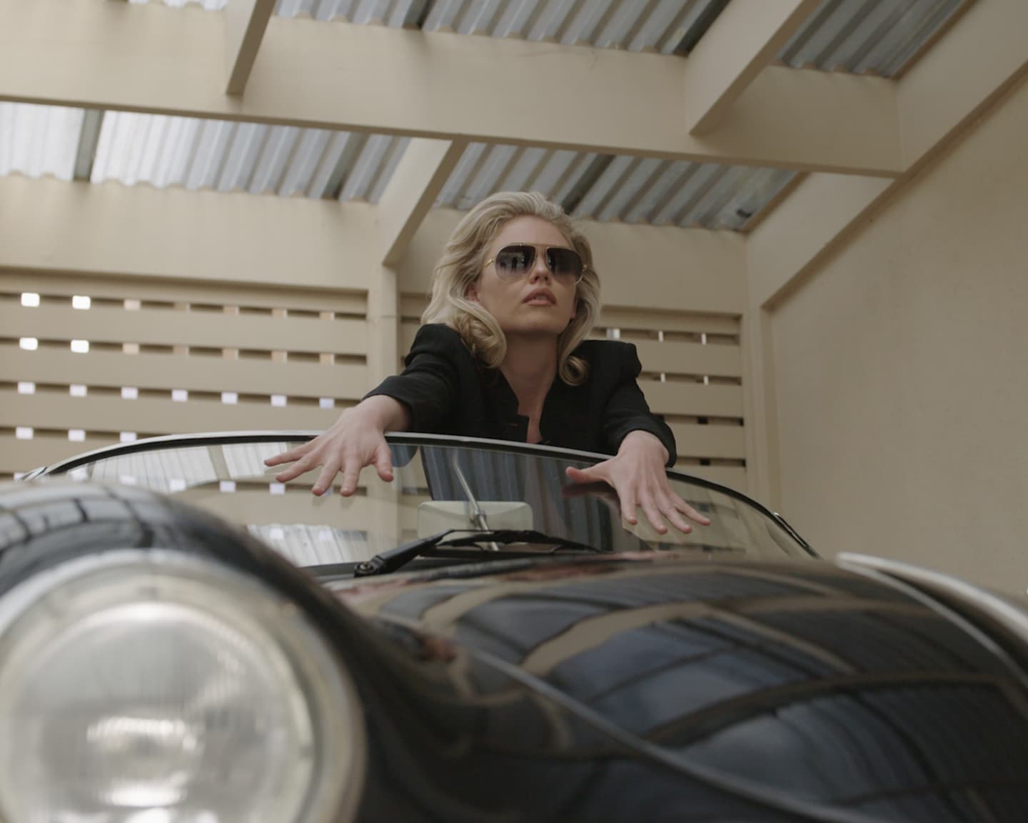 Playboy Playmate (Kayslee Collins): Das Playmate des Monats Februar 2015 Kayslee Collins braucht keine Konkurenz zu fürchten, ausser es handelt sich um einen klassischen schwarzen Porsche Speedster...