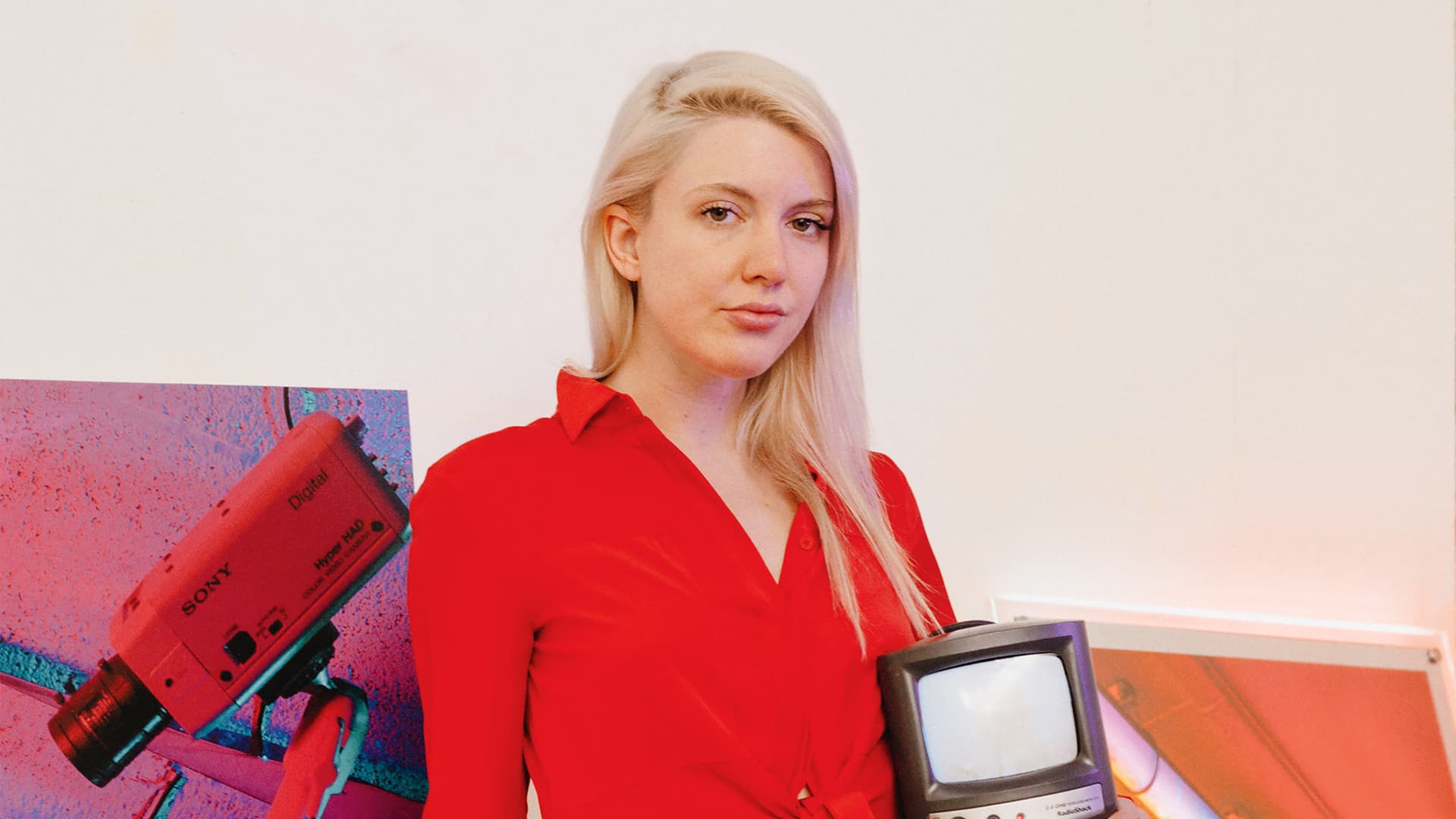 Reality Artist" Signe Pierce entlarvt eine neongetränkte Dystopie