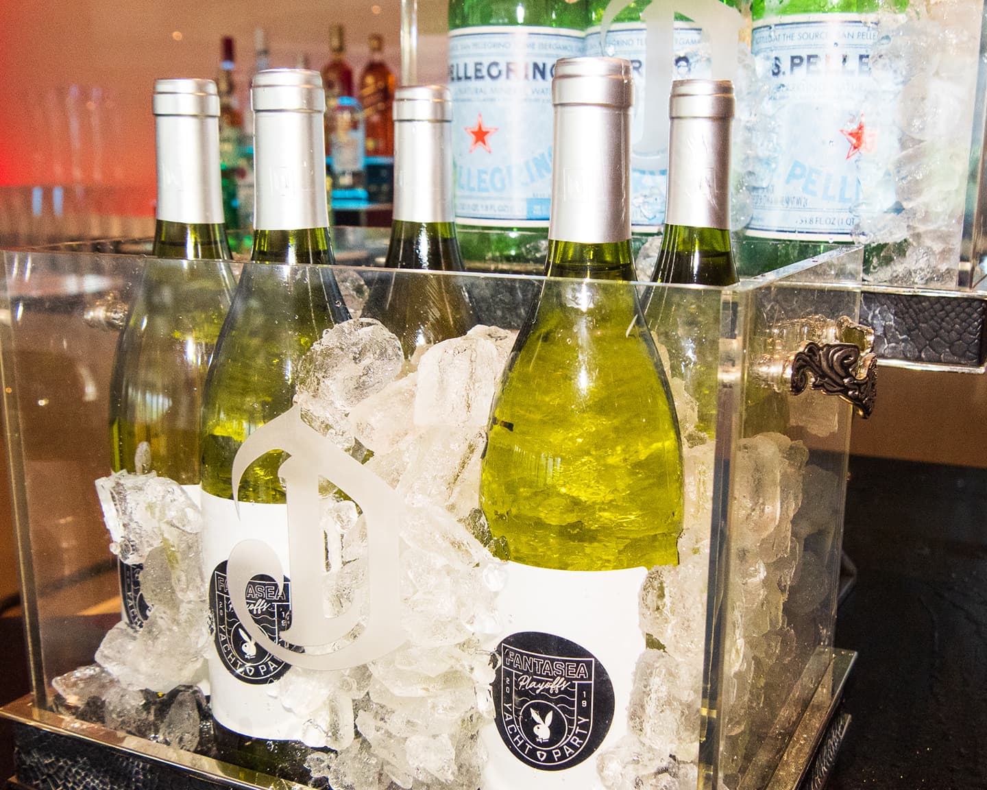 Ein guter eisgekühlte gute Tropfen, werbewirksam etikettiert, gehört einfach zu jeder Playboy-Party...